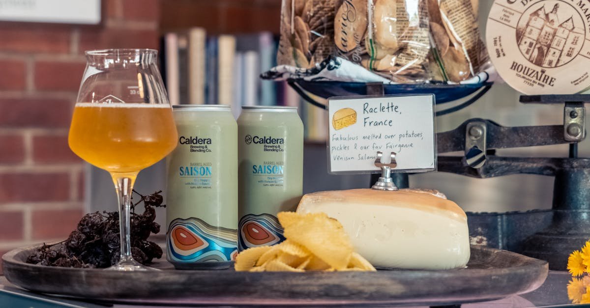 découvrez l'irrésistible plaisir de la raclette, ce plat savoureux à base de fromage fondant, idéal pour des repas conviviaux entre amis ou en famille. apprenez à préparer votre raclette parfaite avec des pommes de terre, des légumes et des charcuteries pour une expérience gastronomique inoubliable.