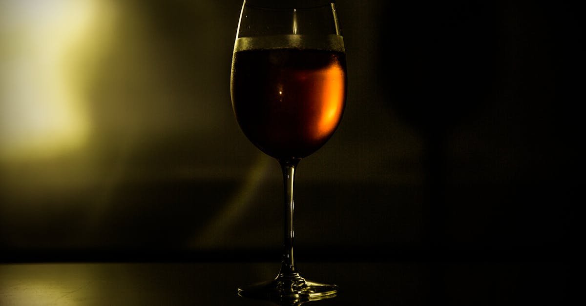 Entdecken Sie die Kunst der Alkoholverkostung mit unserem umfassenden Leitfaden. Lernen Sie, verschiedene Spirituosen zu genießen, sowie Expertenratschläge und Tipps zur Verfeinerung Ihres Geschmacks. Egal, ob Sie Anfänger oder leidenschaftlich sind, tauchen Sie ein in das faszinierende Universum der Aromen und Geschmäcker.