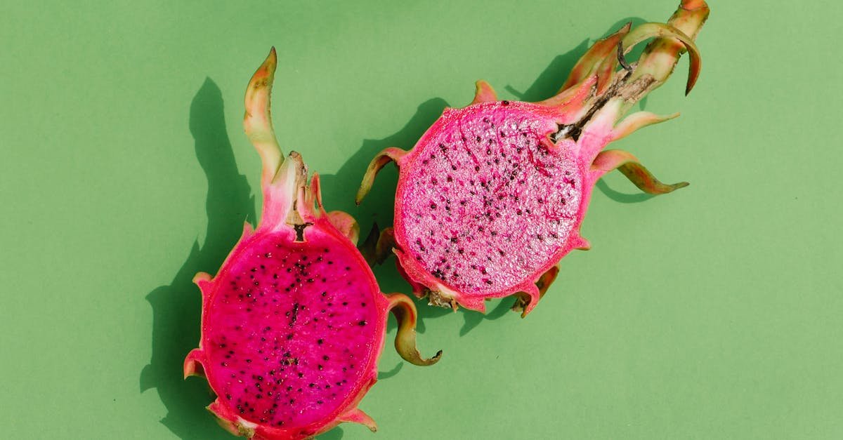 Entdecken Sie die Pitaya, auch bekannt als Drachenfrucht, eine exotische Frucht mit zarten Aromen und einzigartiger Textur. Lernen Sie ihre gesundheitlichen Vorteile, köstliche Rezepte und die besten Möglichkeiten, sie in Ihre Ernährung zu integrieren.