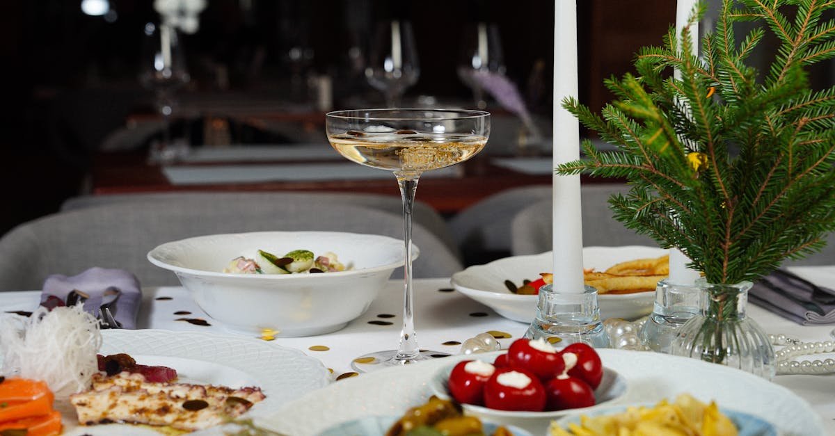 descubra o universo saboroso das tapas, essas deliciosas pequenas porções de origem espanhola. perfeitas para compartilhar entre amigos ou em família, esses pratos variados combinam texturas e sabores para uma experiência culinária inesquecível.