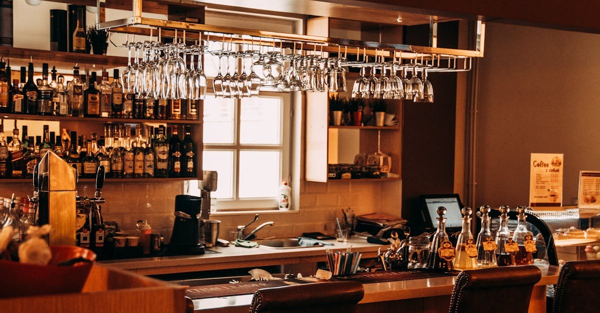 découvrez l'art des cocktails expérimentaux, une aventure sensorielle où chaque gorgée vous transporte dans un monde de saveurs audacieuses et de textures innovantes. plongez dans une expérience unique qui éveille vos sens et redéfinit l'expérience de la mixologie.