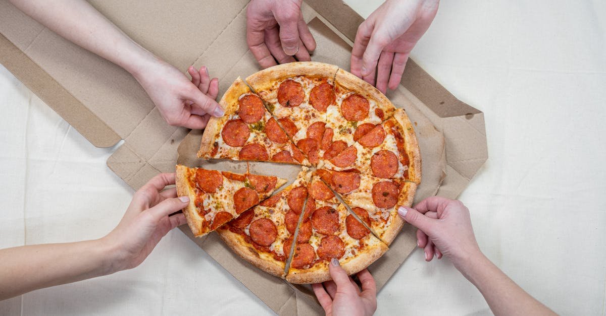 Entdecken Sie unsere Pizzeria, in der authentische Aromen zusammenkommen, um Ihnen Holzbrennpizzas anzubieten, die mit frischen und hochwertigen Zutaten zubereitet werden. Eine kulinarische Reise nach Italien bei jedem Biss!